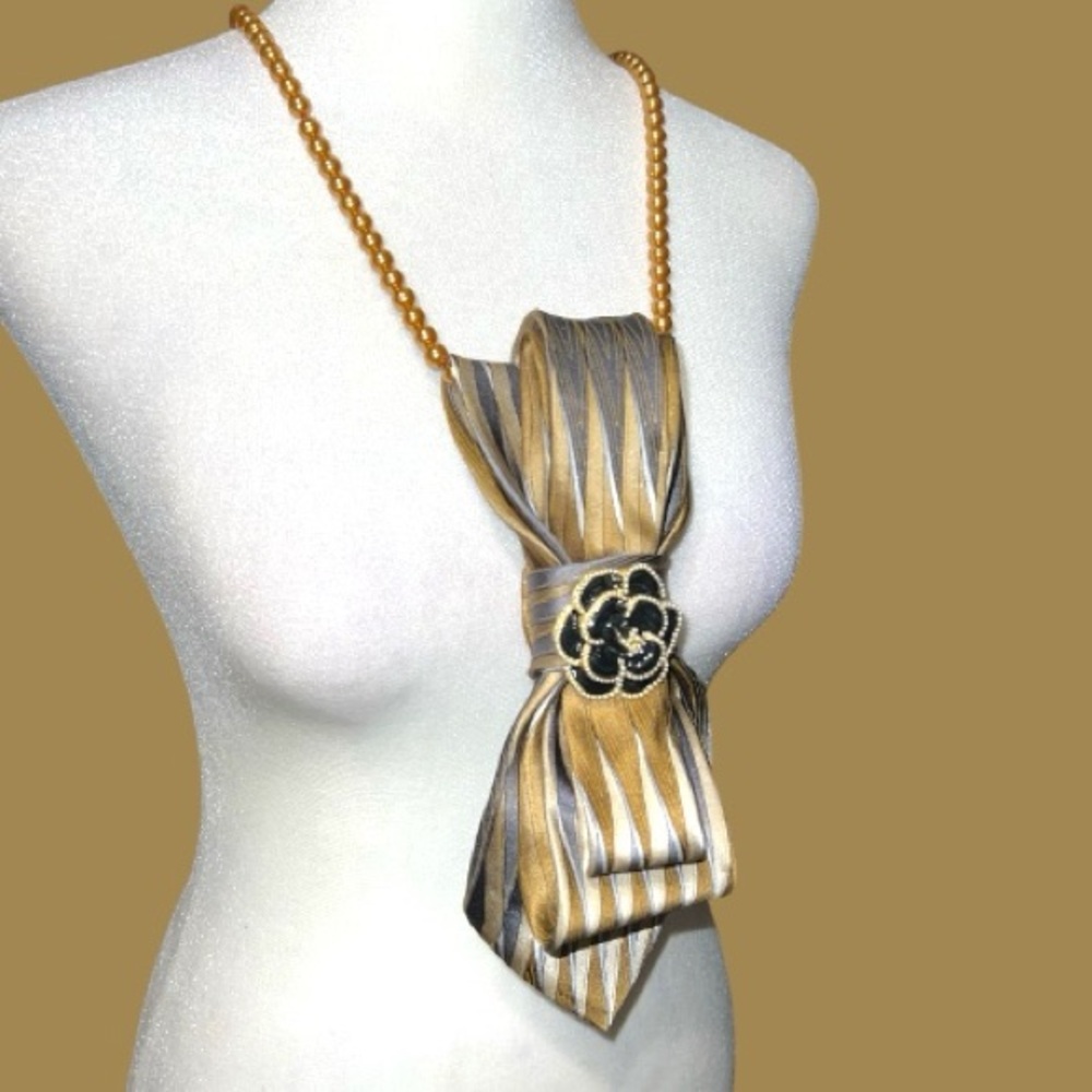 Elegant Gold and Black necktie Necklace - Picture 4 of 4